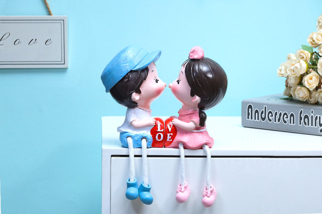 Send Kiss Me Couple Showpiece Online